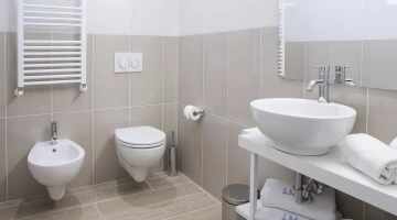 Privates Badezimmer mit Duschkabine und wandmontiertem Haartrockner