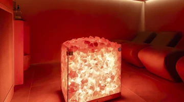 Ruheraum mit Salzlampe im Spa