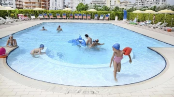 Shallow water area in swimming pool