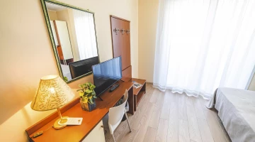 Double room with TV and desk