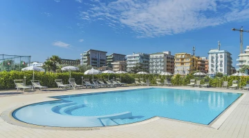 Seasonal swimming pool with solarium