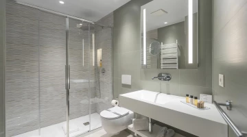 Bagno con box doccia e set di cortesia