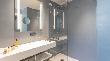 Bagno di Junior Suite vista mare con box doccia