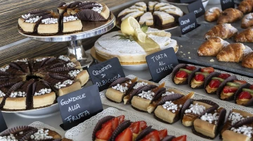 Selezione di dolci al buffet della colazione