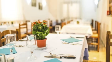 Tische im Restaurantraum gedeckt