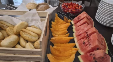 Pain et fruits pour le petit déjeuner