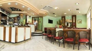Salle commune avec bar et TV