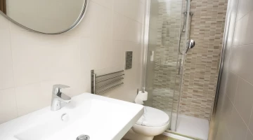 Salle de bain avec cabine de douche