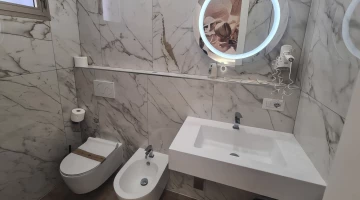 Salle de bain privée avec sèche-cheveux mural