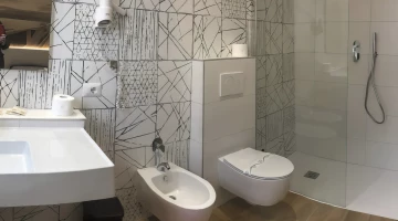 Salle de bain privée avec cabine de douche