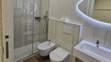 Salle de bain privée avec cabine de douche