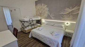 Chambre quadruple avec bureau