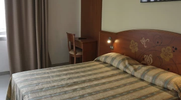 Room with double bed