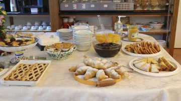 Selezione di dolci al buffet della colazione