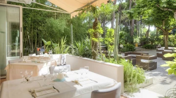 Tavoli del ristorante affacciati sul giardino