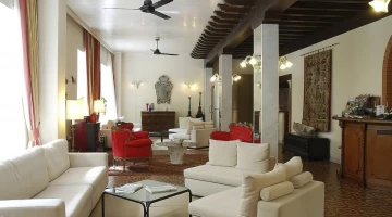 Sala lettura con divani