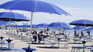 Ombrelloni sulla spiaggia privata