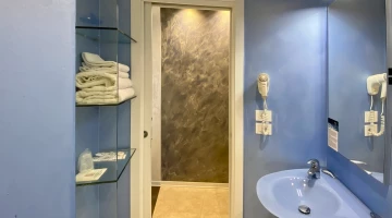 Bagno privato con phon a parete