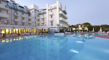 Piscina con solarium