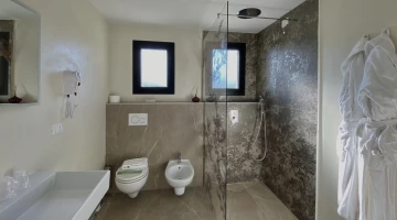 Bagno con phon e box doccia