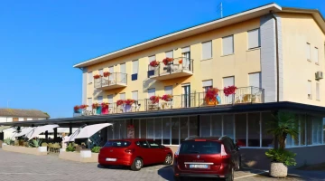 Esterno hotel con parcheggio pubblico