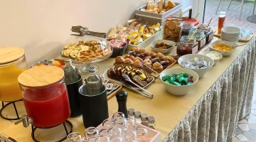 Buffet della colazione con succhi di frutta