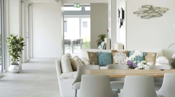Sofas und Sessel im Flur