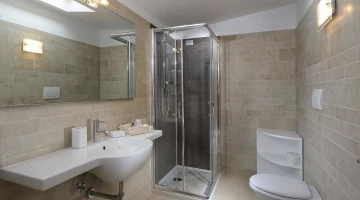Badezimmer mit Duschkabine