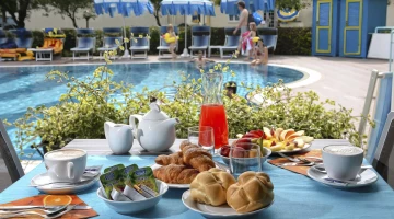 Frühstück am Pool serviert