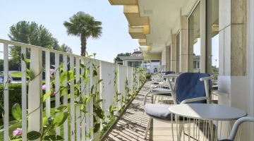 Privater möblierter Balkon