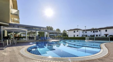 Saisonaler Swimmingpool im Garten