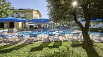 Schwimmbad mit Solarium