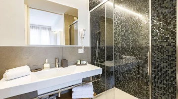 Eigenes Badezimmer mit Duschkabine und wandmontiertem Haartrockner