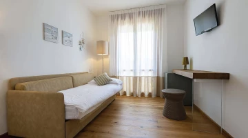 Wohnzimmer in der Suite mit Schlafsofa