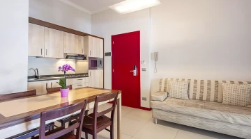 Wohnzimmer mit Küche in der Wohnung