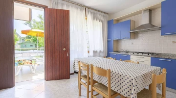Ausgestattete Küche in der Wohnung