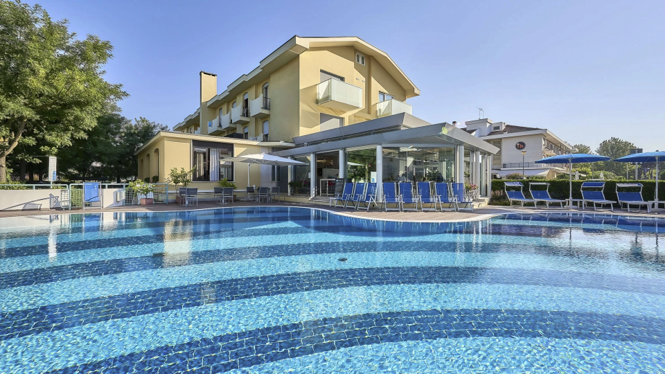 Hotel mit saisonalem Schwimmbad