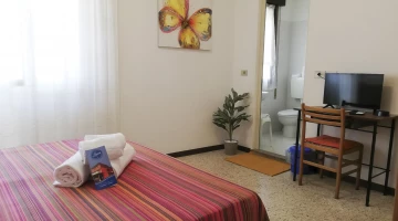Camera matrimoniale con TV e bagno privato