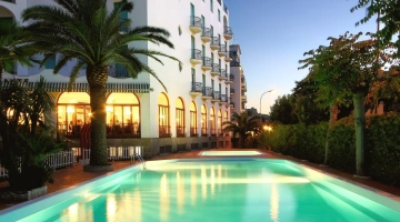 Piscine illuminée en soirée