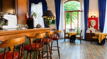 Bar avec tables et canapés