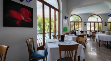 Détail des tables dressées dans la salle du restaurant