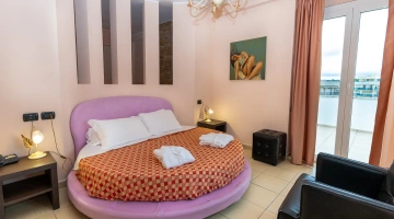 Lit rond dans la suite bien-être