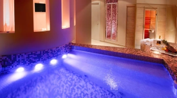 Piscine et sauna dans la suite bien-être