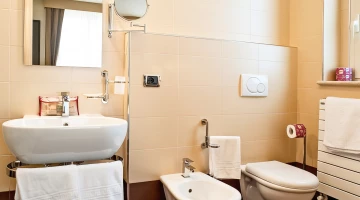 Salle de bain d&#39;une chambre avec set de serviettes