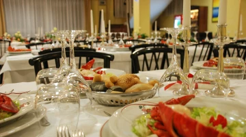 Tables dressées dans la salle du restaurant