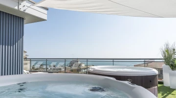 Panoramic hot tubs