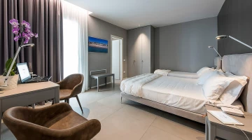 Chambre triple prestige avec TV et bureau