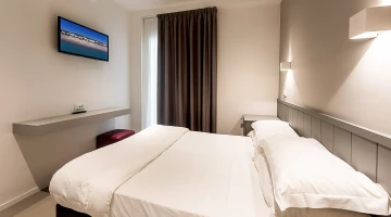 Chambre Familiale avec TV et bureau