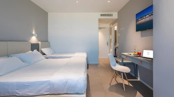 Chambre quadruple supérieure avec TV et bureau