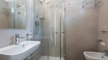Salle de bain privée avec cabine de douche